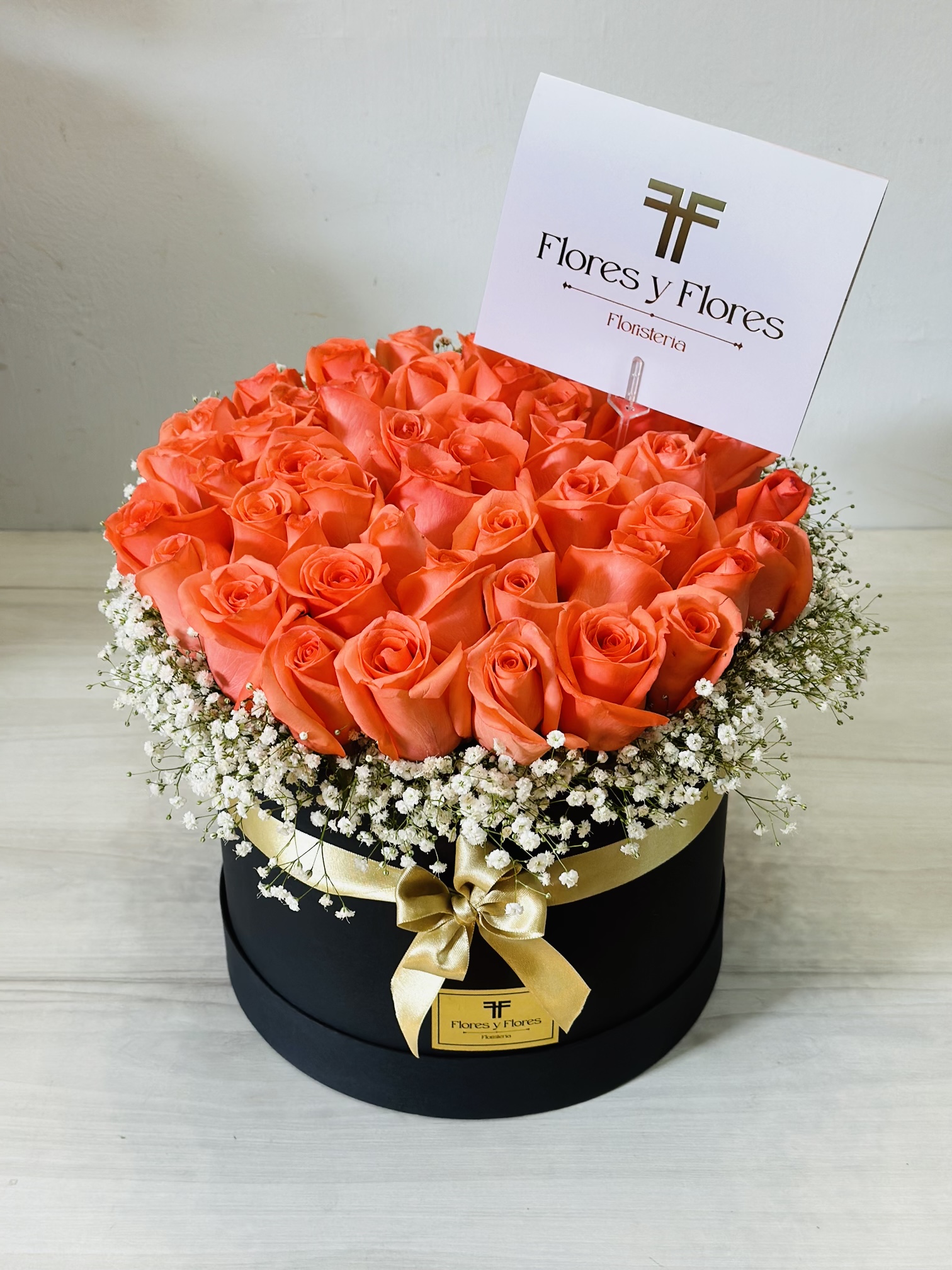 Caja redonda con rosas y cinco globos con helio – Floristería