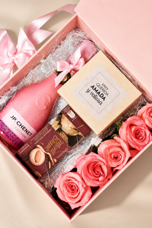 Caja de regalo rosa con rosas y vino